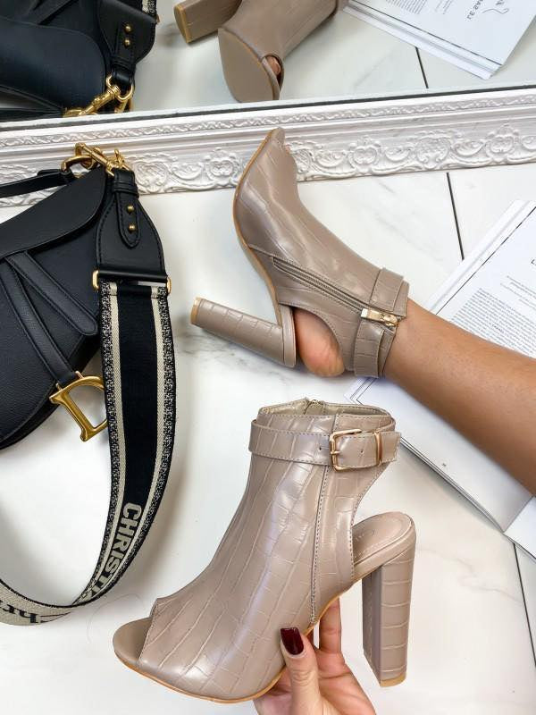 Block Heel Sandal Shoe Size 3 NO RETURNS ON SALE ITEMS - Susie's Boutique