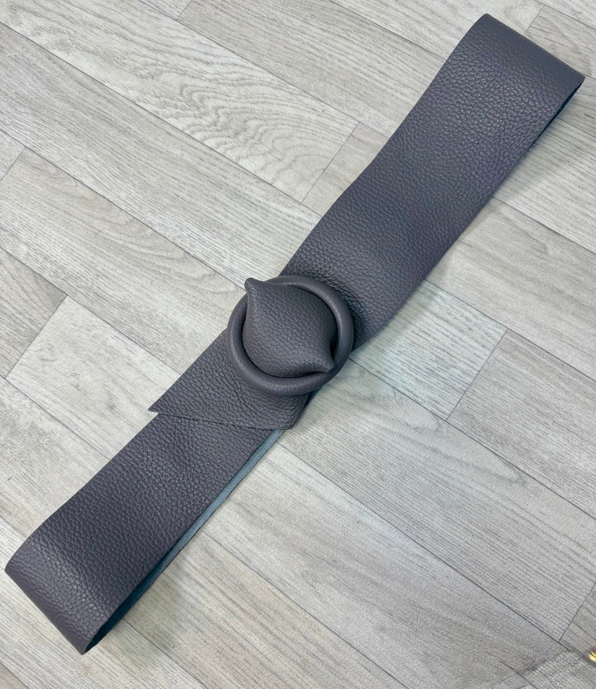 Soft Leather Wrap Belt with Round Covered Buckle – One Size Grey